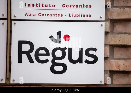 Foto del logo di Regus scattato a Lubiana, Slovenia, nella sede principale. Regus, che viene rinominata come IWG è una multinazionale Foto Stock