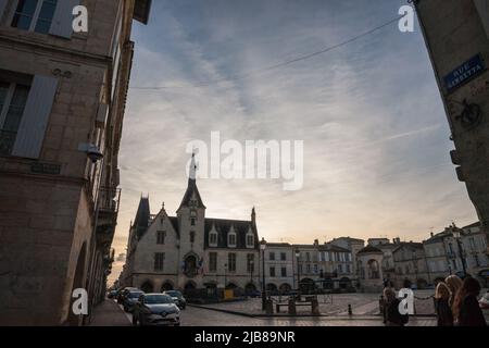 Foto del paesaggio urbano di Libourne, Francia, con un focus su Place Abel Surchamp, una tipica piazza medievale, nel centro della città. Libour Foto Stock