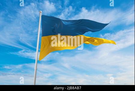 Bandiera ufficiale della Rank Navale Svezia Orlogsstandert , Svezia a cielo nuvoloso sfondo al tramonto, vista panoramica. Viaggio svedese e concetto patriota. c Foto Stock