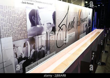 Jack Kerouac 'on the Road' scroll scritto in mostra come parte della Jim Irsay Collection al Manhattan Center's Hammerstein Ballroom il 3 giugno, Foto Stock