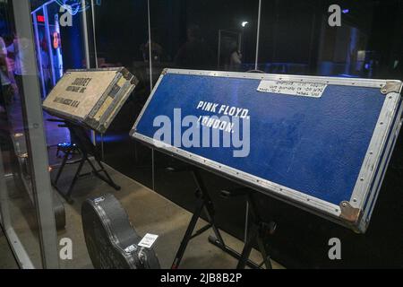 Pink Floyd tour case in mostra come parte della Jim Irsay Collection presso la sala da ballo Hammerstein del Manhattan Center il 3 giugno 2022 a New York. Foto Stock