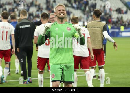 Parigi, Francia. 03rd giugno 2022. Il portiere della Danimarca Kasper Schmeichel celebra la vittoria dopo la partita di calcio della UEFA Nations League A - Group 1 tra Francia e Danimarca il 3 giugno 2022 allo Stade de France a Saint-Denis vicino Parigi, Francia - Foto: Jean Catuffe/DPPI/LiveMedia Credit: Independent Photo Agency/Alamy Live News Foto Stock