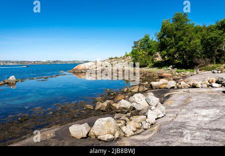 Una piccola baia rocciosa panoramica su un percorso turistico lungo il fiordo per il monte Lifjel, Sandnes, Norvegia, maggio 2018 Foto Stock