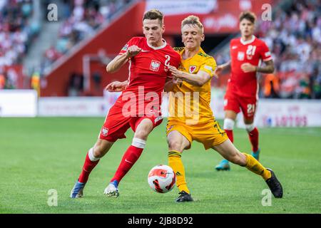 Wroclaw, Polonia. 01st giugno 2022. Jakub Kaminski (L) della Polonia e Matthew Smith (R) del Galles sono visti in azione durante la partita della UEFA Nations League, League A Group 4 tra Polonia e Galles alla Tarczynski Arena. (Punteggio finale; Polonia 2:1 Galles) (Foto di Mikolaj Barbanell/SOPA Images/Sipa USA) Credit: Sipa USA/Alamy Live News Foto Stock