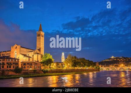 Verona Italia, skyline notturno della città sull'Adige e sulla Basilica di Santa Anastasia Foto Stock