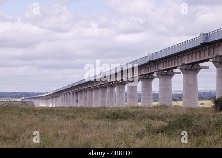 La ferrovia a scartamento standard (SGR) passa attraverso il parco nazionale di Nairobi. Il Parco Nazionale di Nairobi è l'unica capitale della fauna selvatica di Worldís. Si trova a circa 12km metri dal quartiere centrale degli affari di Nairobiís. Il Parco Nazionale di Nairobi ha un'ampia pianura di erba aperta e lo sfondo della città raschia, macchia di acacia sparsi che ospita una grande varietà di fauna selvatica tra cui il rinoceronte nero in via di estinzione, leoni, leopardi, ghepardi, inene, bufali, giraffe e avifauna variegata con oltre 400 specie registrate. (Foto di Bonifacio Muthoni/SOPA Images/Sipa USA) Foto Stock