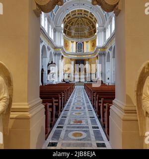 Londra, Grande Londra, Inghilterra, maggio 28 2022: Guardando giù la navata della chiesa cattolica di San Patrizio verso l'altare in Piazza Soho. Foto Stock