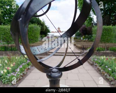 Londra, Grande Londra, Inghilterra, maggio 28 2022: Meridiana nel Giardino Olandese a Holland Park nella zona di Kensington. Foto Stock