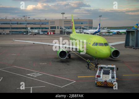 MOSCA, RUSSIA - 03 MAGGIO 2016: Airbus A319 di S7 compagnie aeree nell'aeroporto di Domodedovo la sera di maggio Foto Stock