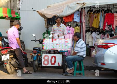 SUKHOTHAI, THAILANDIA - 25 DICEMBRE 2018: Vendita di biglietti per la lotteria sulla strada della città Foto Stock