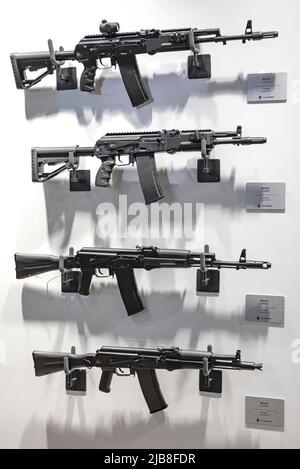 REGIONE DI MOSCA, RUSSIA - 25 AGOSTO 2020: Uno stand con vari modelli di un fucile d'assalto Kalashnikov calunniato per la cartuccia dei paesi NATO 5,56 Foto Stock