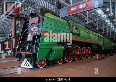 SAN PIETROBURGO, RUSSIA - 12 GENNAIO 2021: Locomotiva a vapore sovietica per passeggeri P36. Mostra del Museo delle Ferrovie russe Foto Stock