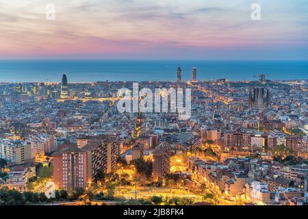 Barcellona Spagna, vista ad alto angolo dello skyline notturno della città da Bunkers del Carmel Foto Stock