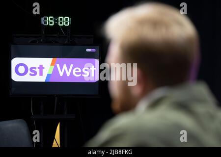 Berlino, Germania. 30th maggio 2022. Il logo del canale TV OstWest viene visualizzato su un monitor di uno studio televisivo. La stazione TV privata, con sede a Berlino-Charlottenburg, si rivolge a un pubblico di lingua russa in Germania e all'estero. (A dpa: 'La stazione di lingua russa OstWest a Berlino pianifica il secondo canale televisivo') Credit: Monika Skolimowska/dpa/Alamy Live News Foto Stock