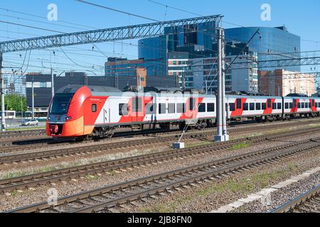 SAN PIETROBURGO, RUSSIA - 01 GIUGNO 2022: Moderno treno elettrico suburbano ES2G-007 'Lastochka' sulle piste ferroviarie della stazione ferroviaria di Ladozhsky sulla a Foto Stock