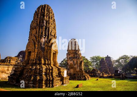 Tempio di Wat Phra Mahathat con la statua della testa intrappolata nell'albero di bodhi a Phra Nakhon si Ayutthaya, Thailandia Foto Stock