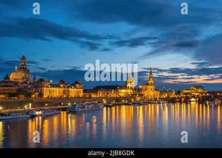 Dresda Germania, skyline notturno della città sul fiume Elba e sul ponte Augustus Foto Stock