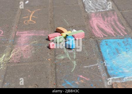 Pastelli colorati per asfalto. Disegnare con gesso sul marciapiede. Foto Stock