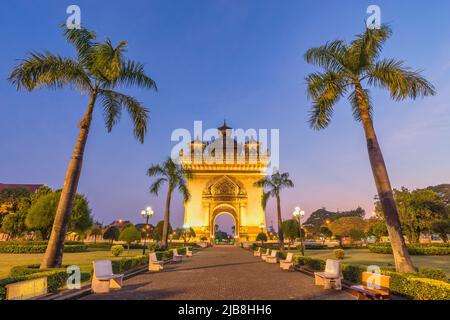 Vientiane Laos, skyline notturno della città a Patuxai (Patuxay), il punto di riferimento più famoso di Vientiane Foto Stock