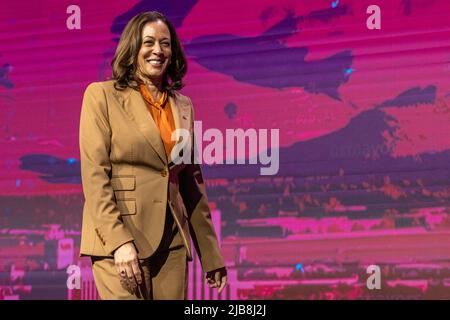 Il Vice Presidente DEGLI STATI UNITI Kamala Harris arriva alla riunione annuale 90th della Conferenza dei Sindaci degli Stati Uniti a Reno, Nevada, USA, venerdì 3 giugno, 2022. I datori di lavoro DEGLI STATI UNITI hanno assunto una posizione solida a maggio mentre i guadagni salariali si sono mantenuti fermi, suggerendo che l’economia continua a progredire mentre la Federal Reserve alza i tassi di interesse a un passo ripido per contenere l’inflazione calda. Foto di David Paul Morris/Pool/ABACAPRESS.COM Foto Stock