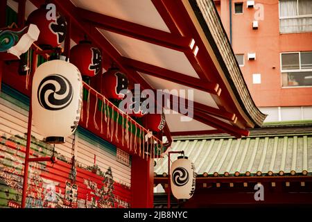 Lanterna al santuario di Kanda myojin a Tokyo Foto Stock