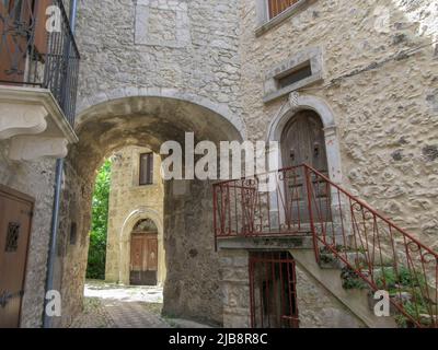 Vicolo di un villaggio sulle montagne abruzzesi. Viaggio nell'Appennino italiano Foto Stock