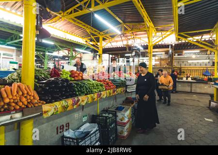 05.16.2022. Kutaisi, Georgia. Agricoltori locali che vendono ortaggi freschi nel bazar di Kutaisi. Foto di alta qualità Foto Stock