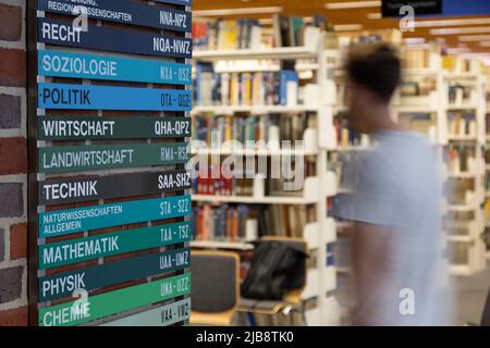 Vechta, Germania. 20th Apr 2015. Cartellonistica sui temi letterari di diritto, sociologia, politica, economia, agricoltura, La tecnologia, le scienze naturali, la matematica, la fisica e la chimica si trovano nella biblioteca dell'Università di Vechta. Credit: Friso Gentsch/dpa/Alamy Live News Foto Stock