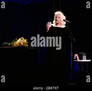 Berlino, Germania. 02nd giugno 2022. L'artista Georgette Dee al suo show 'All of me - Lebenslieder' al Bar jeder Vernunft di Berlino Wilmersdorf. Credit: XAMAX/dpa/Alamy Live News Foto Stock