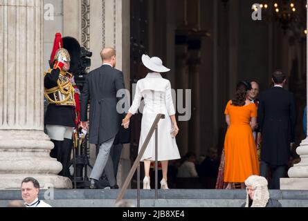 Londra uk 3rd giugno 2022 Principe Harry Duca di Sussex Meghan Markle Duchessa di Sussex Servizio di ringraziamento per il Giubileo di platino della Regina Elisabetta II Foto Stock