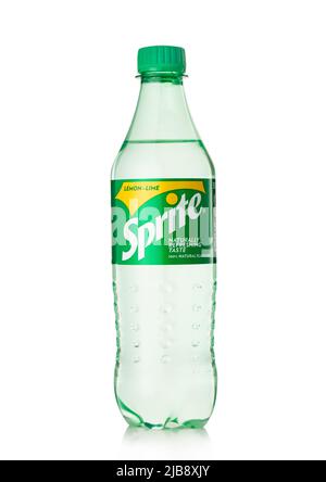 LONDRA,UK - 02 MAGGIO 2022: Sprite lime limone frizzante bevanda analcolica in bottiglia di plastica su bianco. Foto Stock