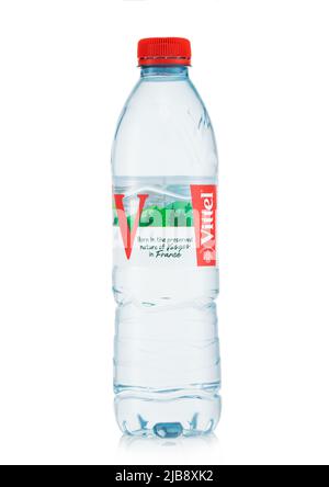LONDRA,UK - 02 MAGGIO 2022: Acqua minerale naturale Vittel su bianco. Foto Stock