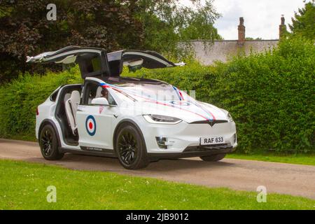 RAF633: 2017 bianco Telsa Model X tutti i modelli Elettricità cambio CVT a 1 marce in arrivo a Worden Park Motor Village per il Leyland Festival, Regno Unito Foto Stock