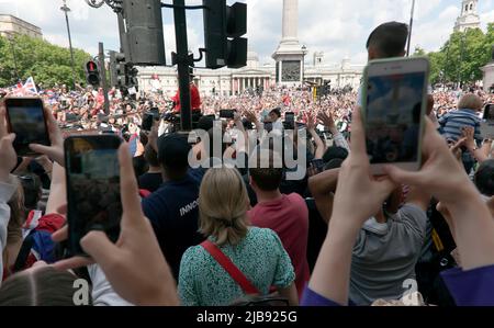 Catherine, Duchessa di Cambridge e Camilla, la duchessa di Cornovaglia passa attraverso un Trafalgar Square imballato in una carrozza a cielo aperto, sulla strada per Buckingham Places per celebrare il Queens Platinum Jubilee Foto Stock