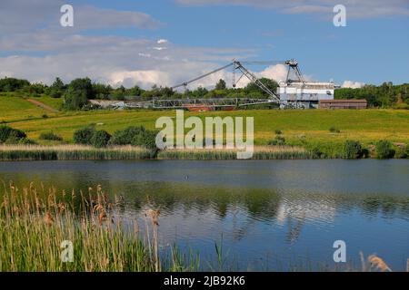 Un dragline a piedi Bucyrus Erie 1150 conservato che rimane sul sito di carbone Open Cast di St Aidan che ora è RSPB St Aidan's Nature Park Foto Stock