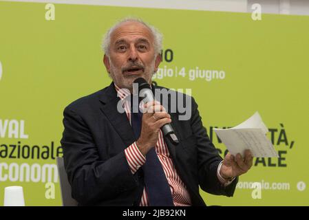 Torino, Italia. 3rd giugno 2022. Gad Eitan Lerner, giornalista e scrittore italiano di lingua libanese, ha parlato con Liliana Segre, senatrice e superstite italiana dell'Olocausto (Credit Image: © Matteo Secci/ZUMA Press Wire) Credit: ZUMA Press, Inc./Alamy Live News Foto Stock