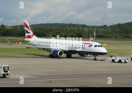 British Airways Embraer E190LR sulla pista all'aeroporto di Edimburgo Foto Stock