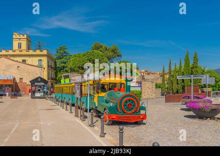 BESALU, SPAGNA - MAGGIO 12. 2022: Paesaggio con treno atourista del borgo medievale di Besalu in Girona, Spagna. Foto Stock
