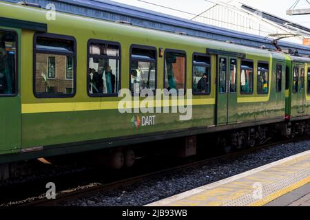 Dublino, Irlanda - Maggio 18th 2022: Treno della Ferrovia Irlandese (Iarnród Éireann) treno Dart alla stazione ferroviaria di Connolly Foto Stock