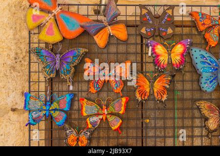 Colorate farfalle decorative modellare sulla parete del negozio di souvenir in Catalogna, Spagna Foto Stock