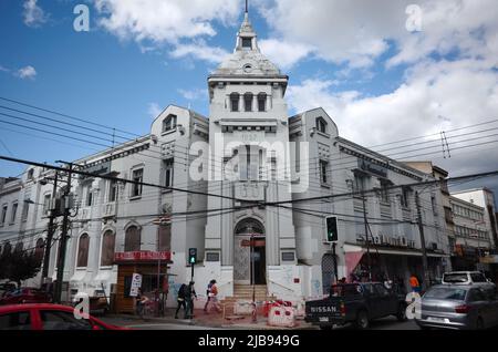 Osorno, Cile - Febbraio, 2020: Edificio con facciata grigia costruito nel 1927 in stile architettonico Art Deco all'angolo di via Eleuterio Ramirez Foto Stock