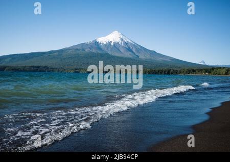 Veduta del Vulcano Osorno dalla riva del Lago Llanquihue, Provincia di Los Lagos, Cile. Vulcano con cresta innevata e foreste sulle pendici Foto Stock