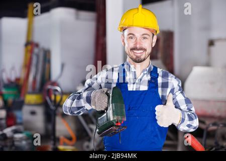 Uomo che lavora praticando con seghetto alternativo Foto Stock