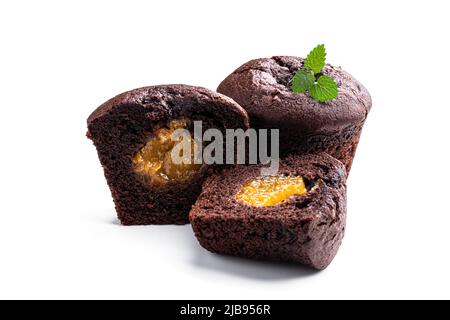 Muffin al cioccolato fondente farciti con marmellata gialla isolata su bianco Foto Stock