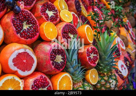 ISTANBUL, TURCHIA - Gennaio 2022: Primo piano di agrumi e ananas per la produzione di succo fresco per le strade di Istanbul Foto Stock