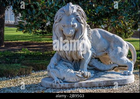 ISTANBUL, TURCHIA - Gennaio 2022: Una scultura di un leone e coccodrillo nel parco del Palazzo Dolmabahce. L'opera dello scultore francese Pierre Louis Ro Foto Stock