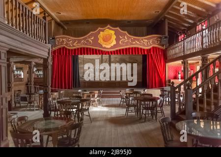 Alméria Spain - 09 15 2021: Vista dell'interno del classico bar berlina occidentale, con palco tipico per spettacoli di lattine, arredamento occidentale su Oasys - min Foto Stock