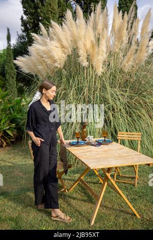 Donna in giardino che si prepara per una cena Foto Stock