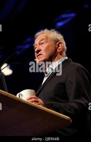 Hay Festival, Hay on Wye, Galles, Regno Unito – Sabato 4th giugno 2022 – Simon Schama sul palco al Festival di Hay parlando del suo recente libro Foreign Bodies. Foto Steven Maggio / Alamy Live News Foto Stock