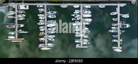 Vista panoramica aerea dall'alto verso il basso dei Moorings a Preston Marina Preston Inghilterra Foto Stock